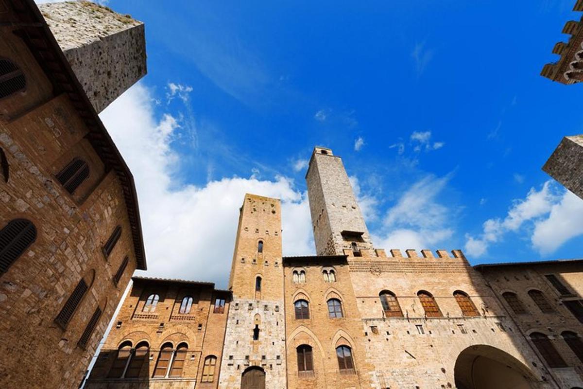 un edifici amb dues torres a sobre