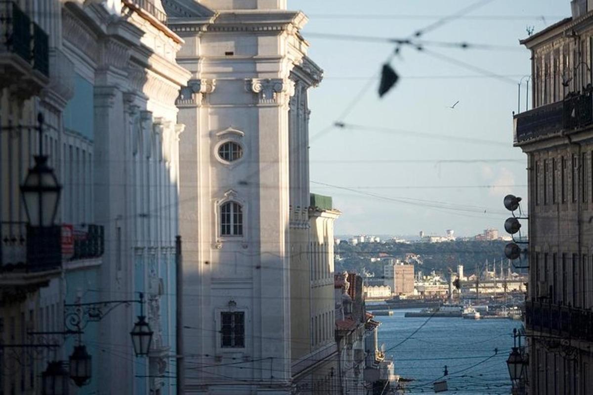 un alto edificio bianco con una torre dell'orologio accanto all'acqua