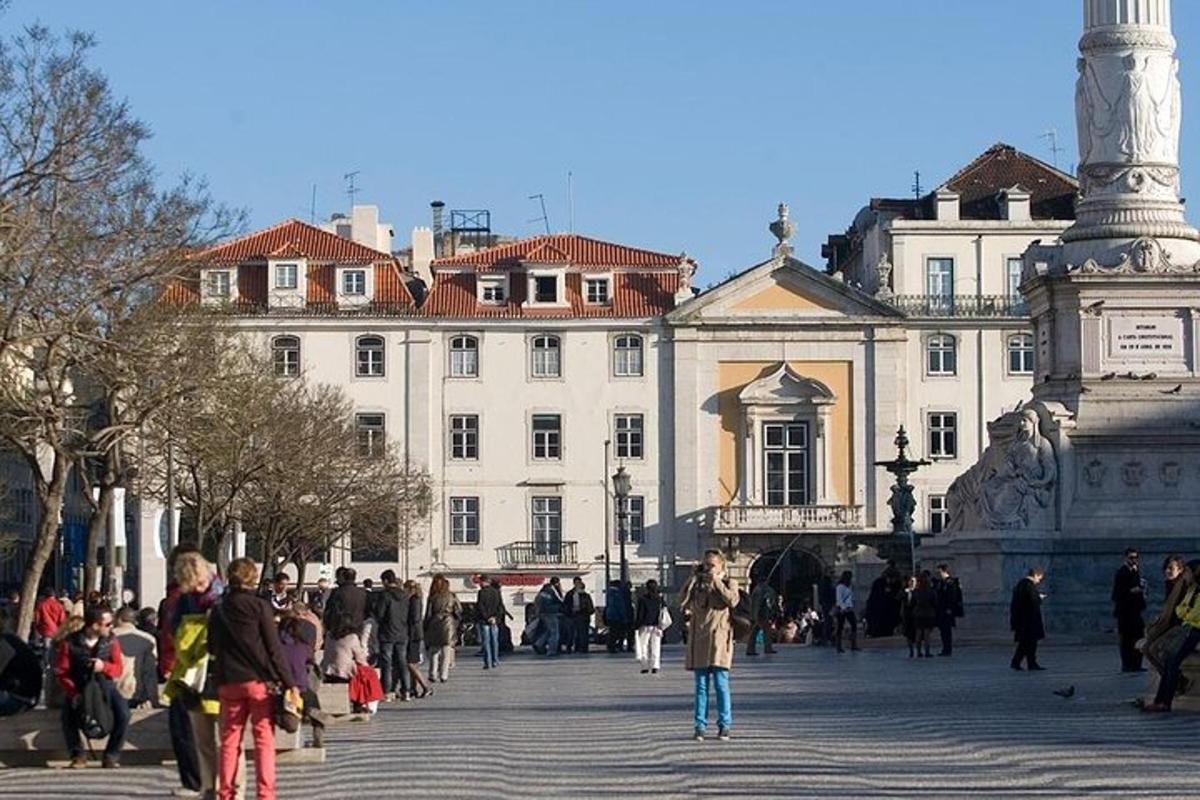 egy csoport ember sétál az utcán egy épület előtt