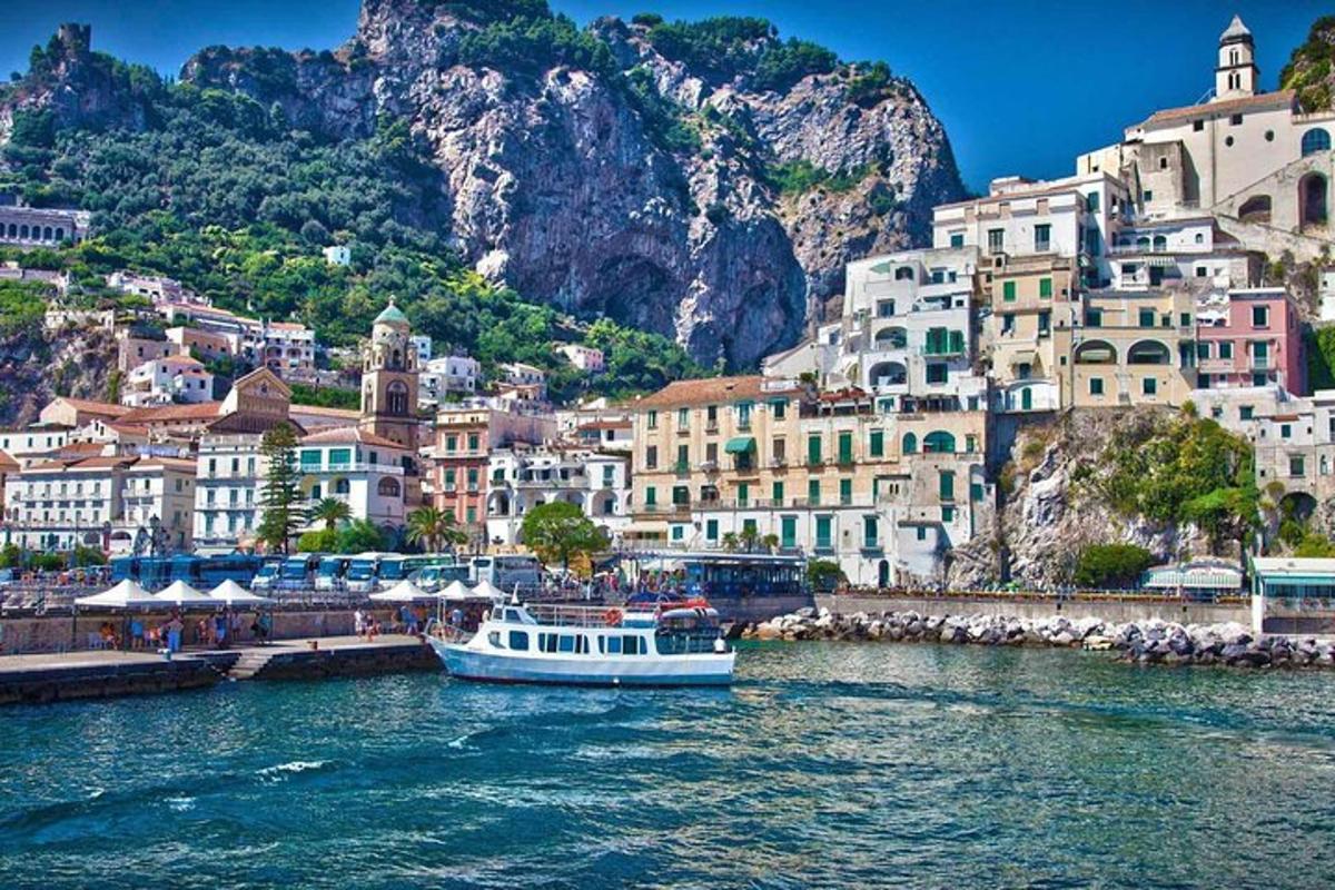 una barca in uno specchio d'acqua accanto agli edifici