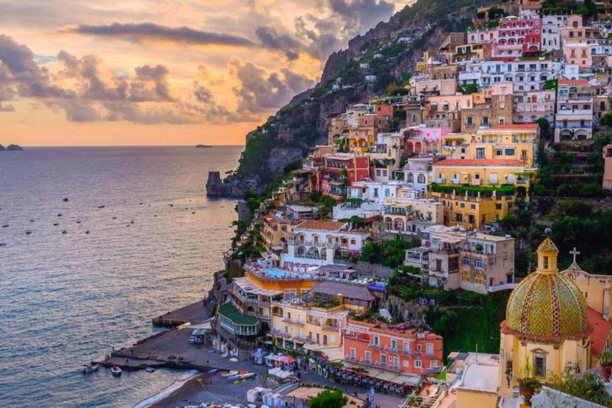 un gruppo di edifici su una collina vicino all'oceano