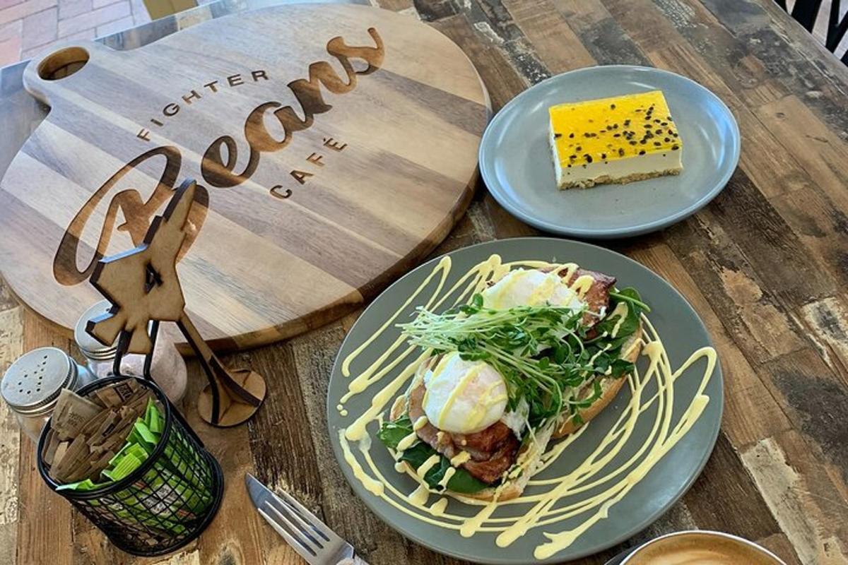 due piatti di cibo su un tavolo di legno