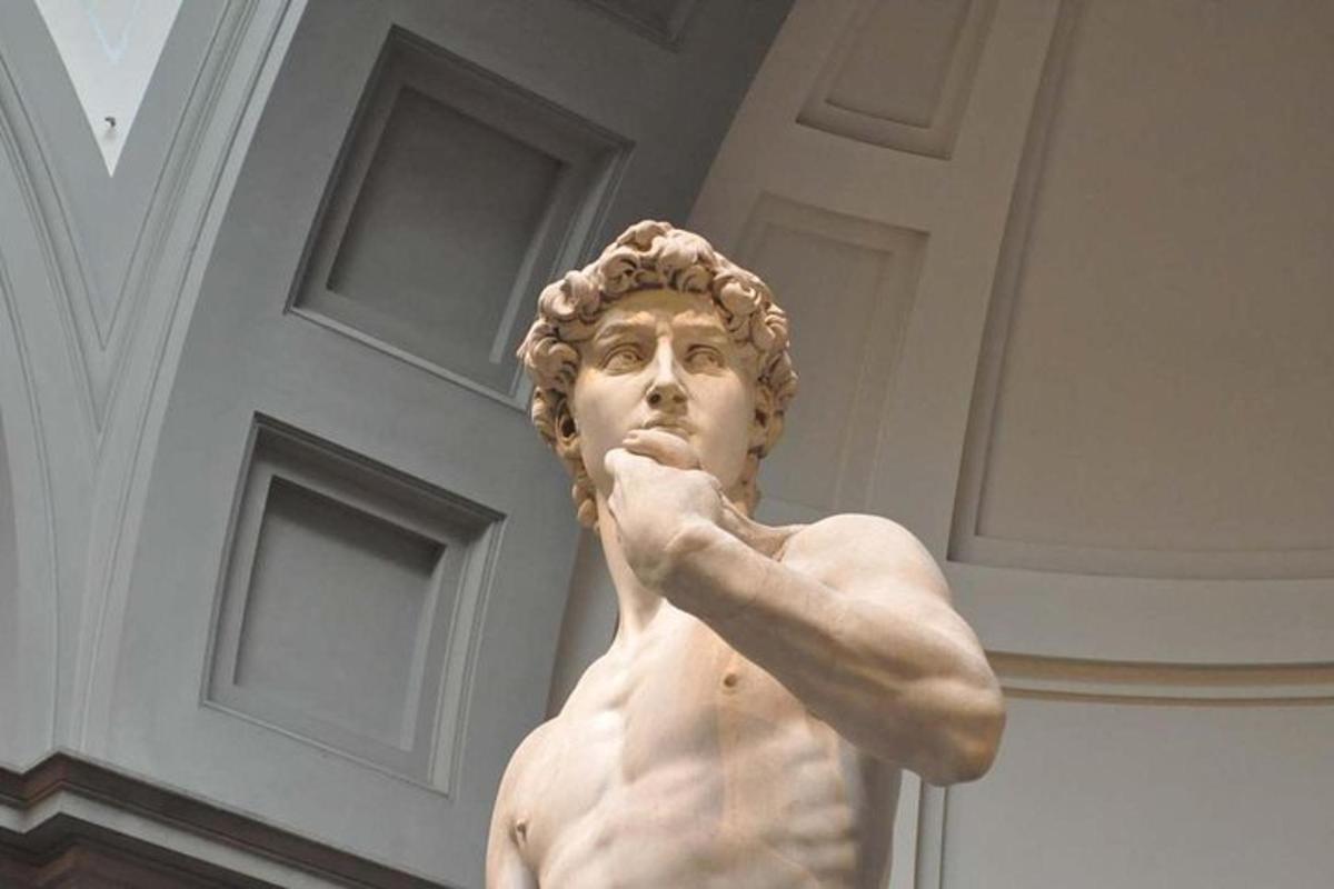 una statua di un uomo con la mano alla bocca
