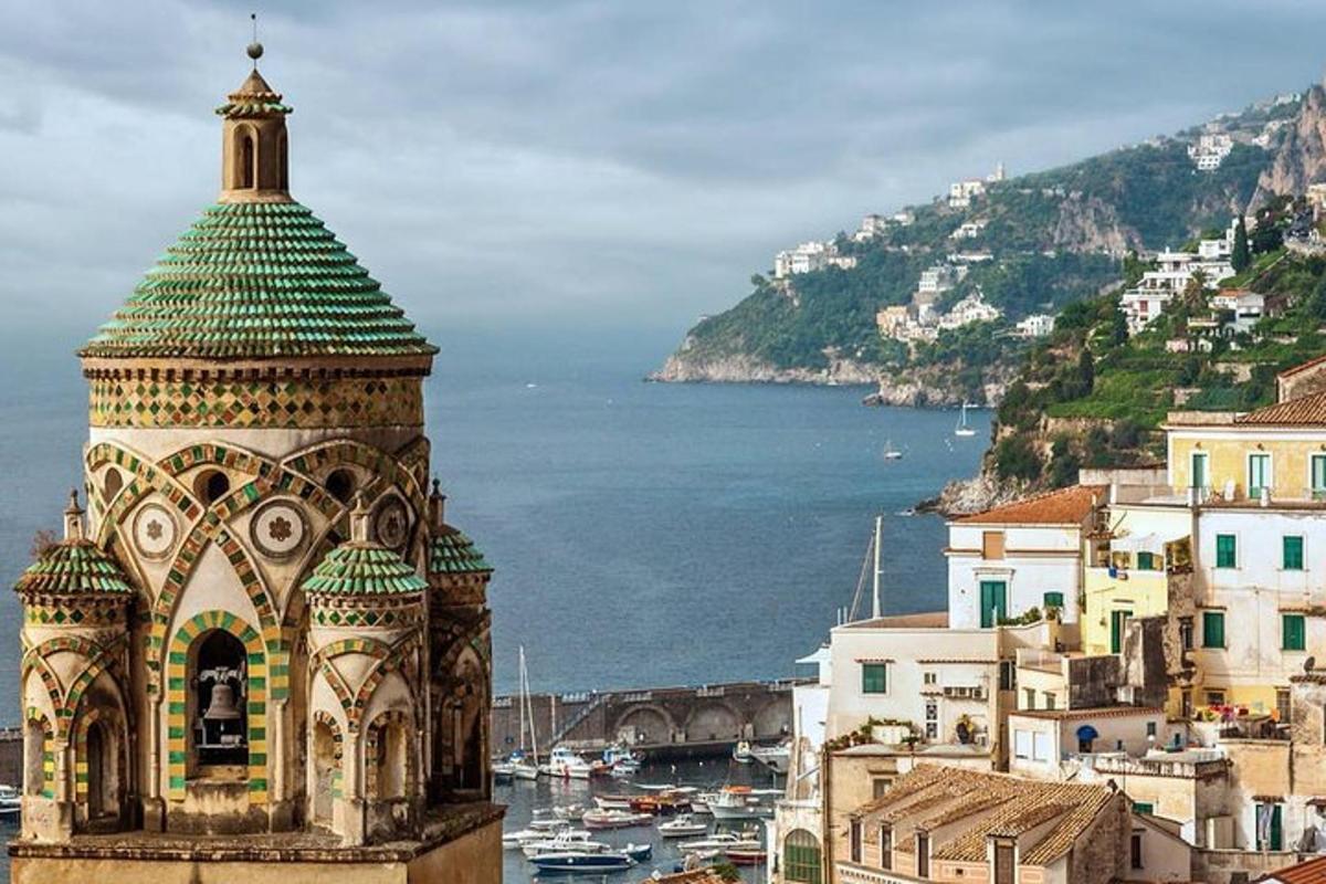 un edifici amb una teulada verda a la part superior d'una ciutat