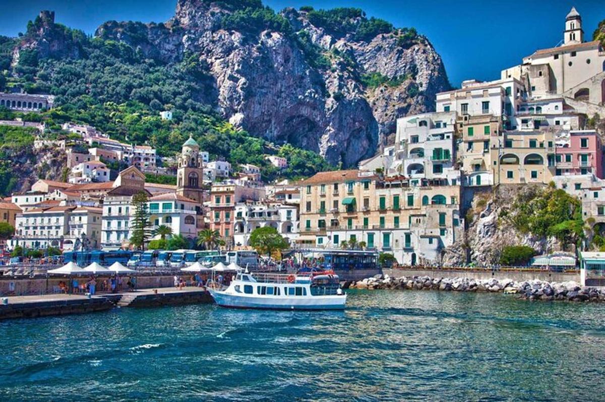 un vaixell en una massa d'aigua al costat d'edificis