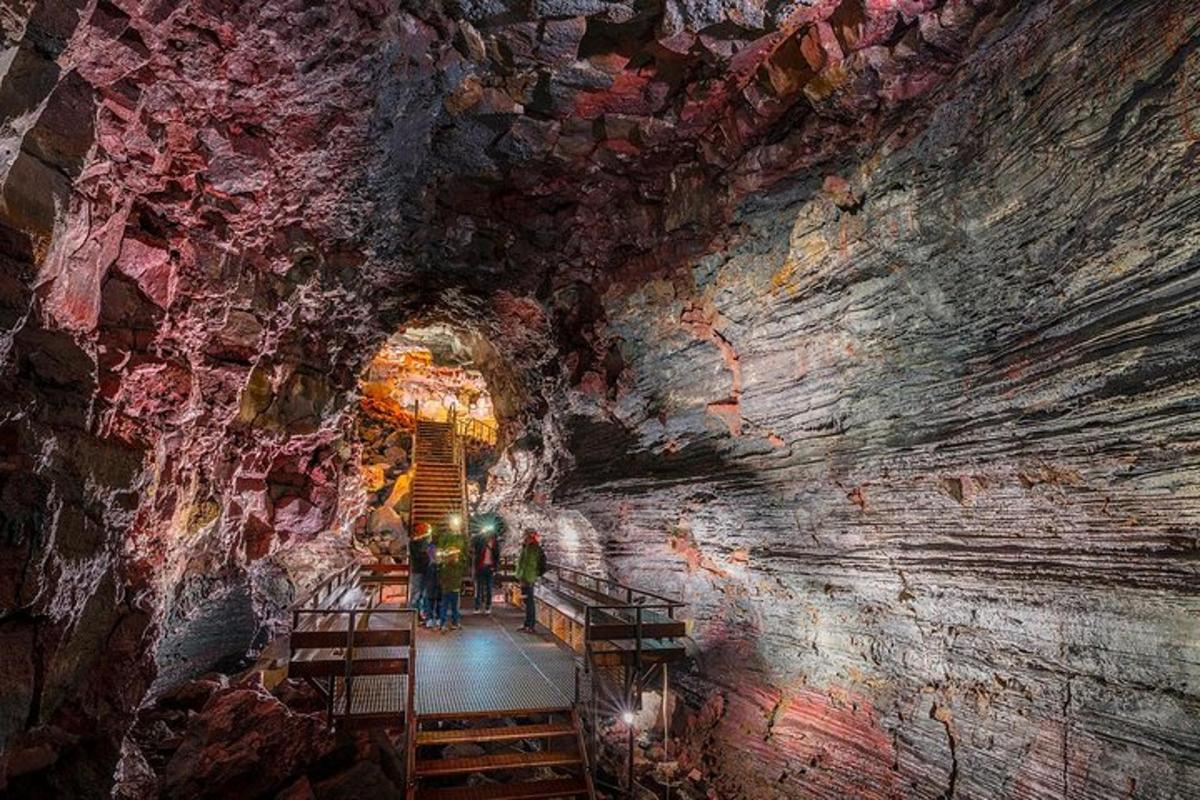un gruppo di persone in piedi all'interno di una grotta