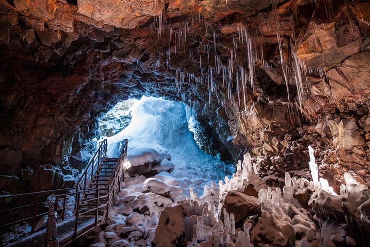 una grotta con un tunnel di ghiaccio con delle pecore al suo interno