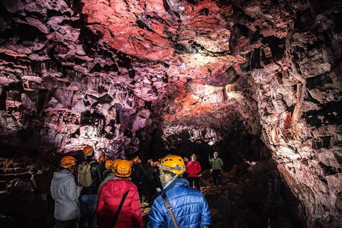 un gruppo di persone in piedi in una grotta