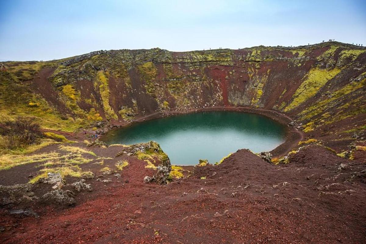 una piccola pozza d'acqua in un cratere di montagna