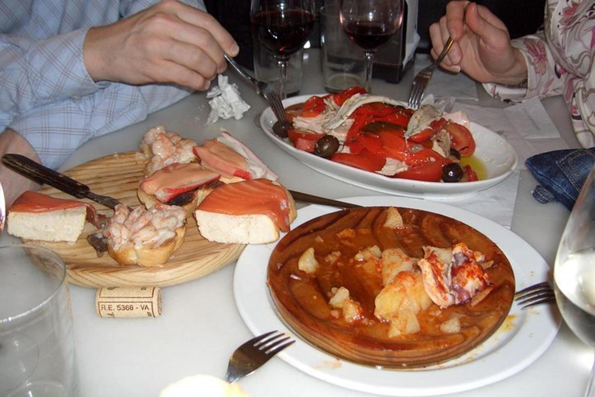 un tavolo con tre piatti di cibo sopra