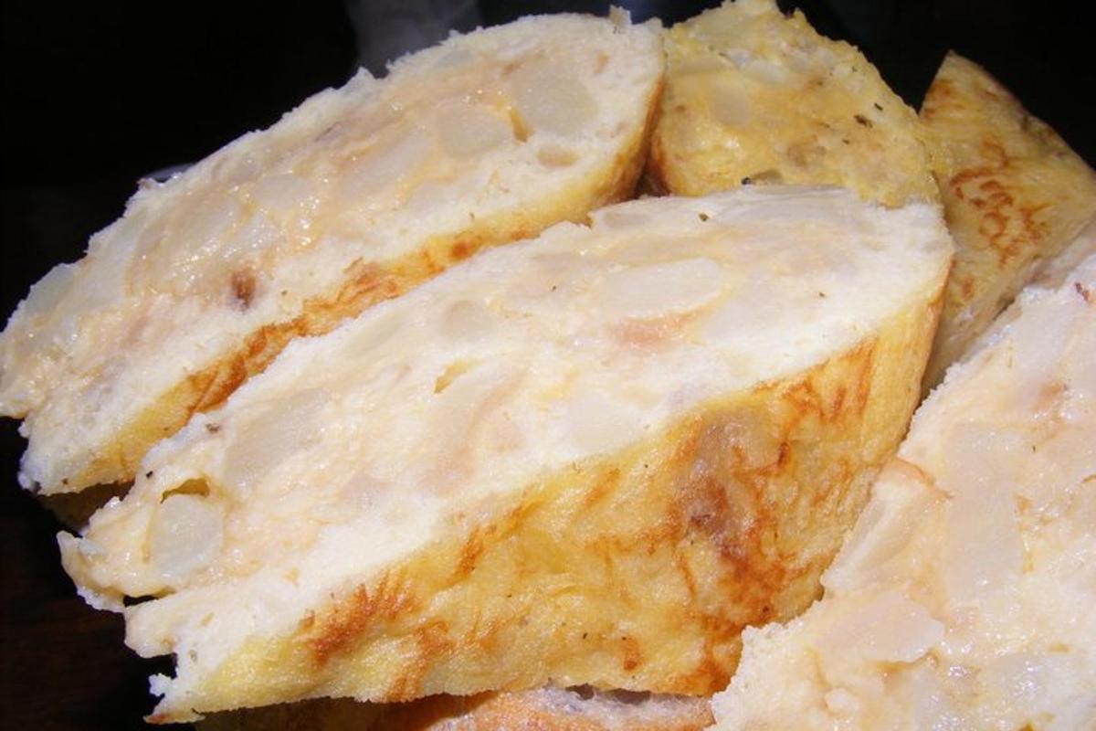 un primo piano di un pezzo di pane con formaggio