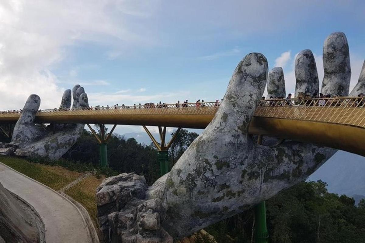 una grande statua di una mano gigante che sorregge un ponte