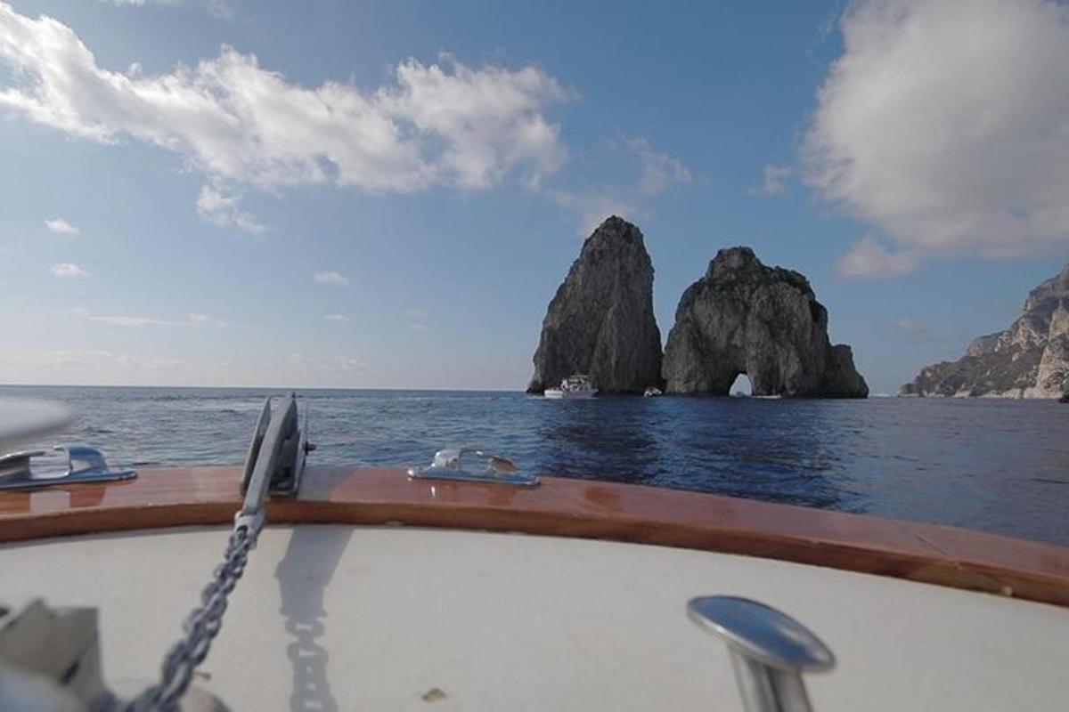 ein Boot im Ozean mit Felsen im Wasser