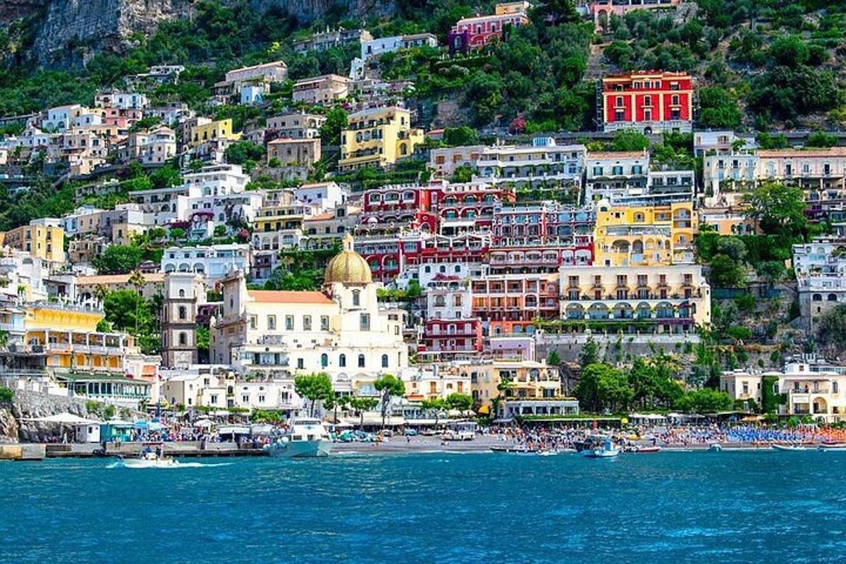 un gruppo di edifici su una collina vicino all'acqua
