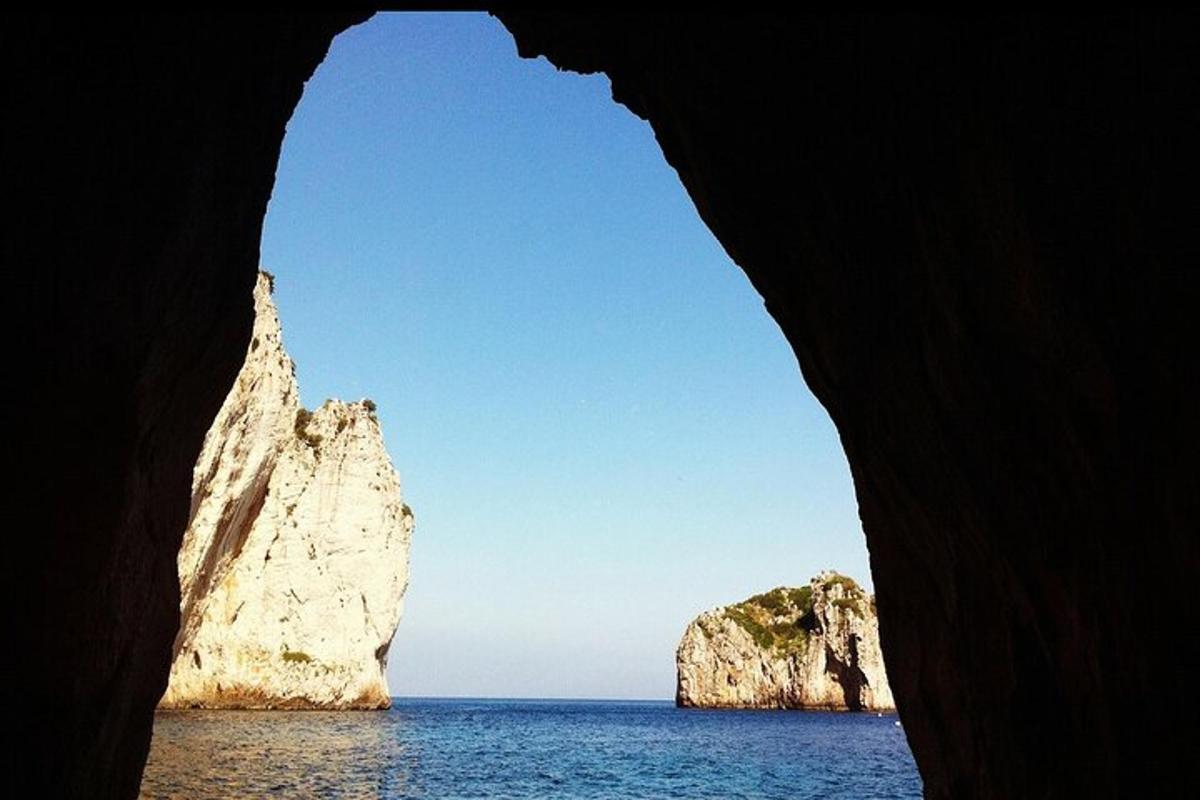 pogled na ocean iz notranjosti jame