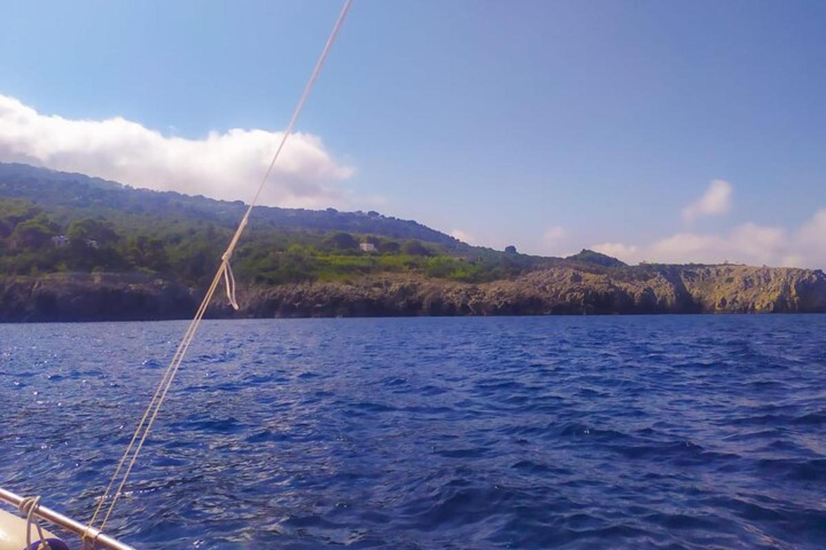 una barca su un grande specchio d'acqua