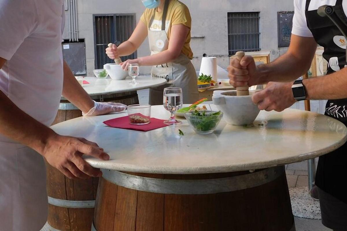 un gruppo di persone in cucina che preparano il cibo