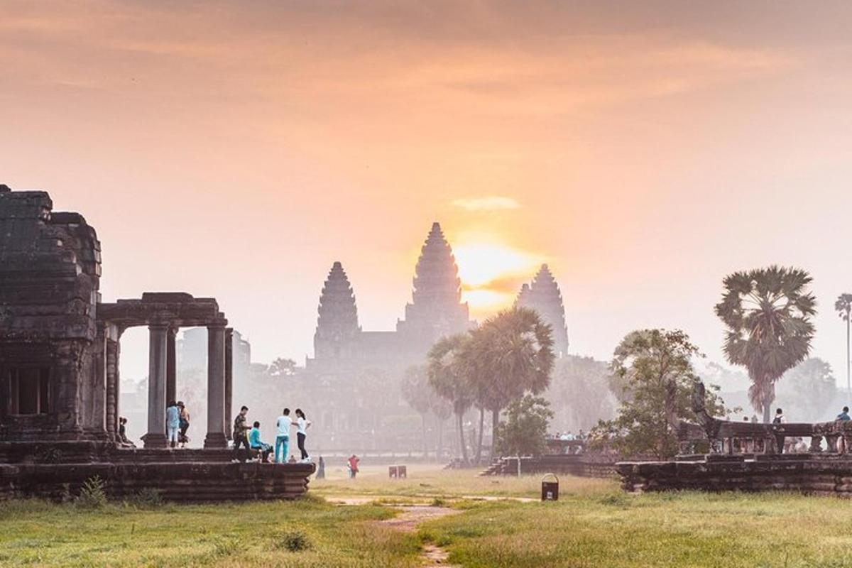 un grup de persones dempeus davant d'un temple
