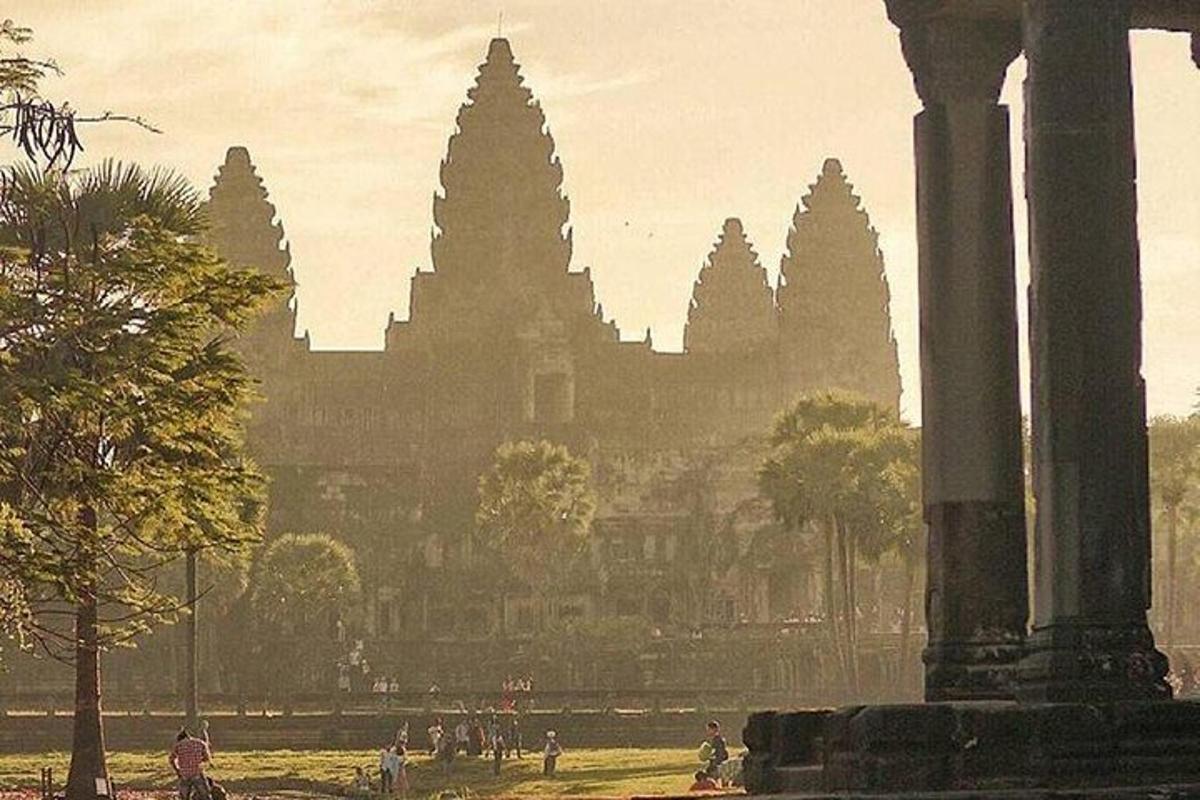 un grup de persones dempeus davant d'un edifici