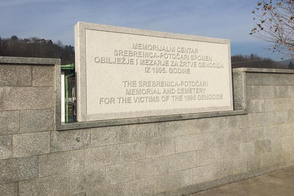 znak na vrhu opečne stene
