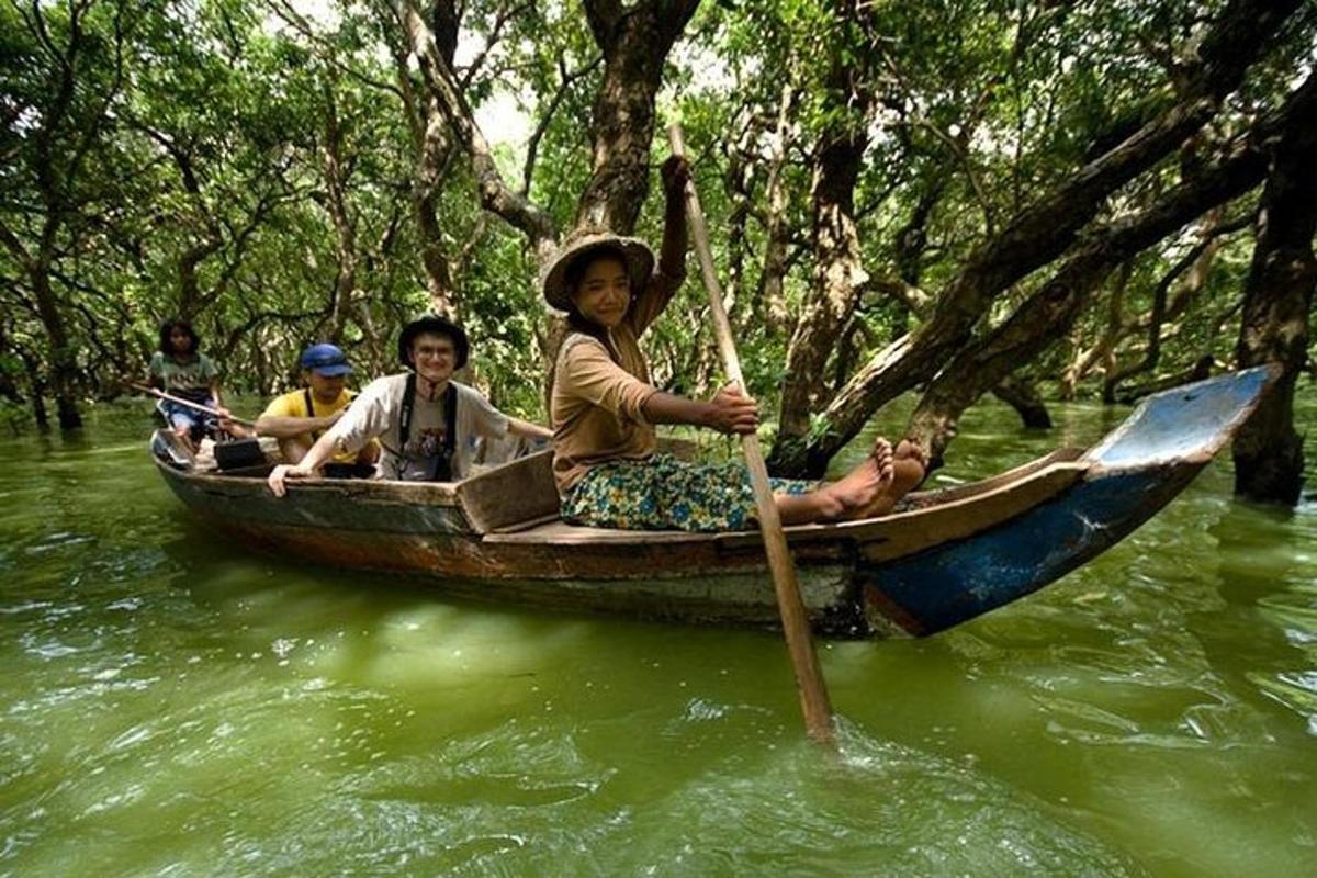 um grupo de pessoas em um barco em um rio