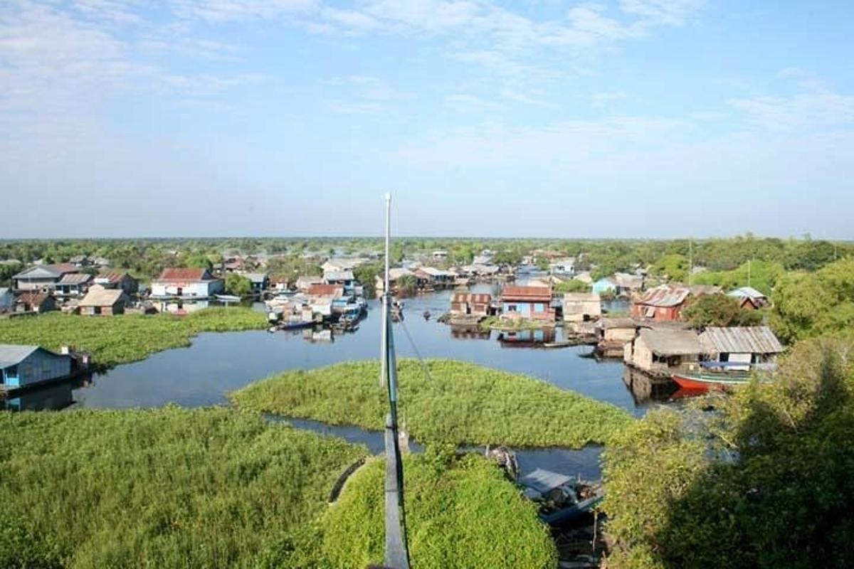 um rio com casas e barcos em uma cidade