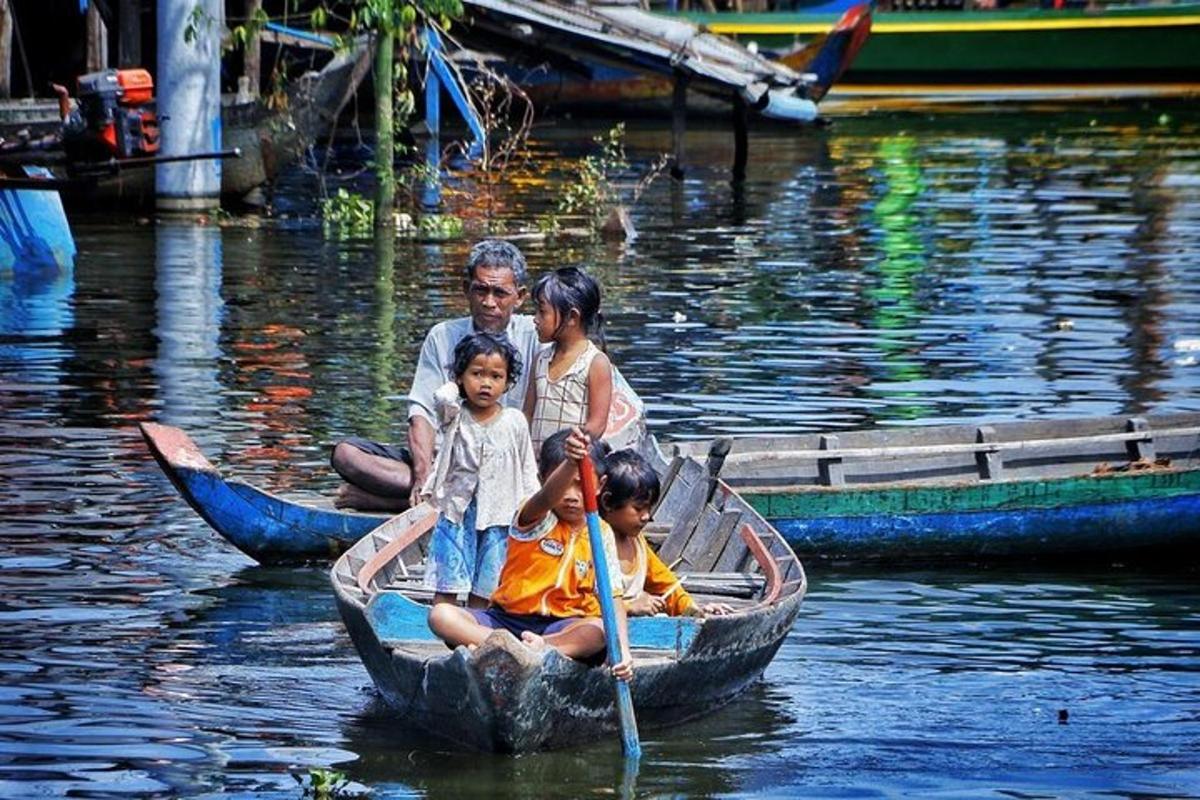 um grupo de pessoas em um barco na água