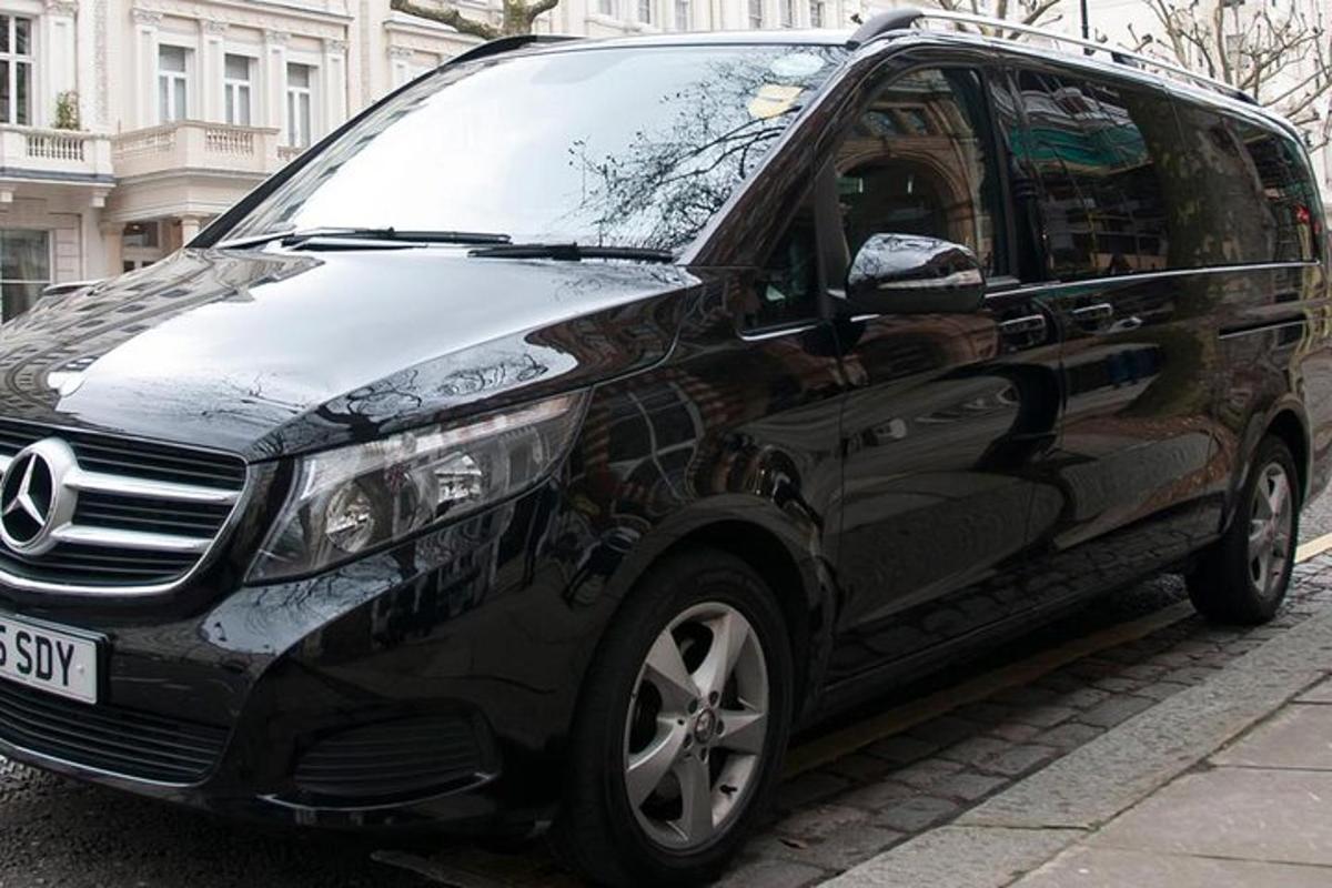 černá dodávka zaparkovaná na kraji ulice