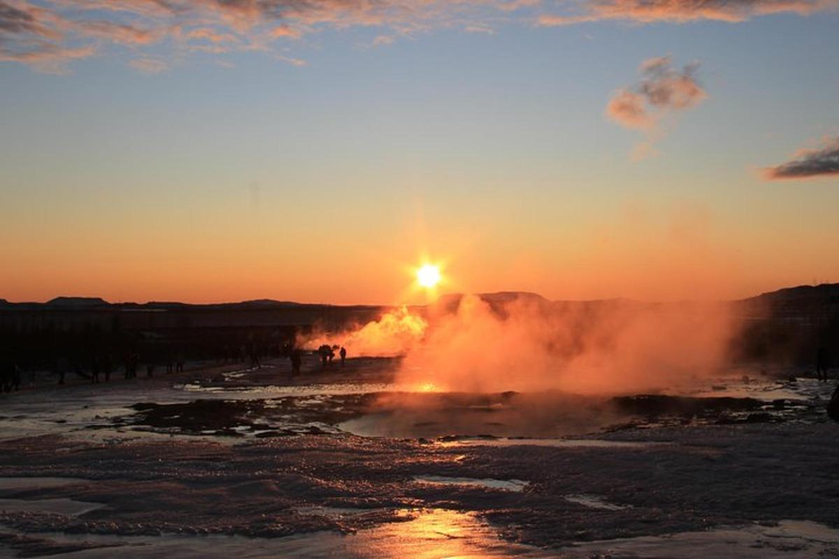 un'alba su un geyser con il sole sullo sfondo