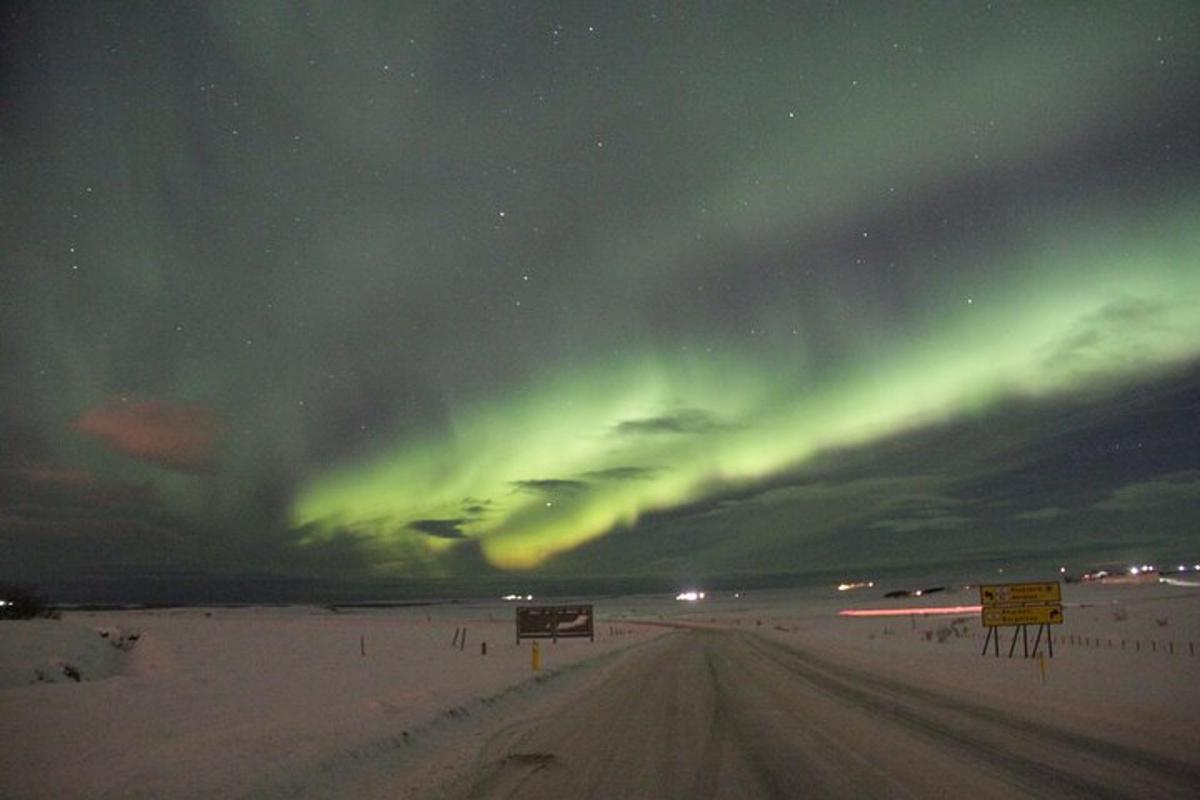 uma estrada aberta com a aurora no céu