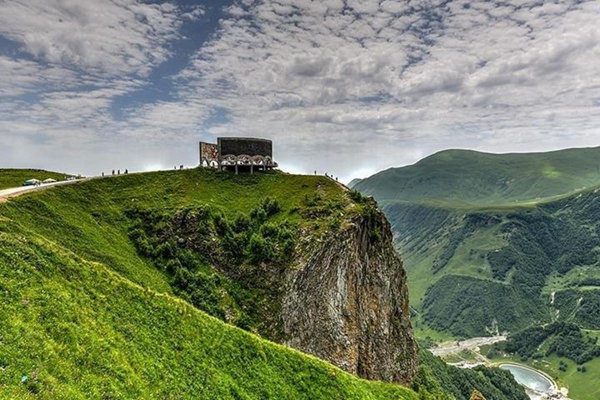 eine Gruppe von Menschen steht auf einem Berggipfel
