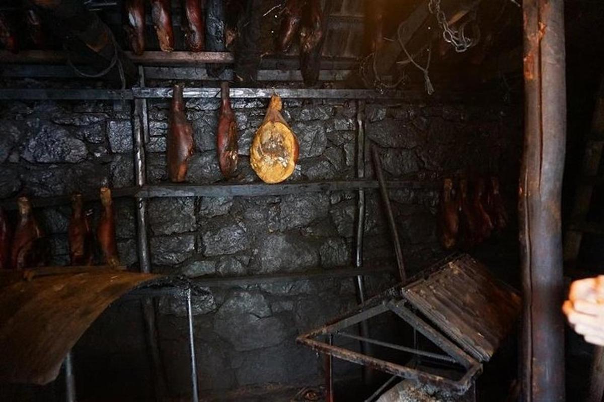 egy tégla kandalló kolbásszal és evőeszközökkel