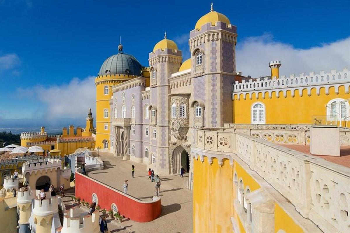 um grande edifício amarelo com pessoas andando ao redor dele