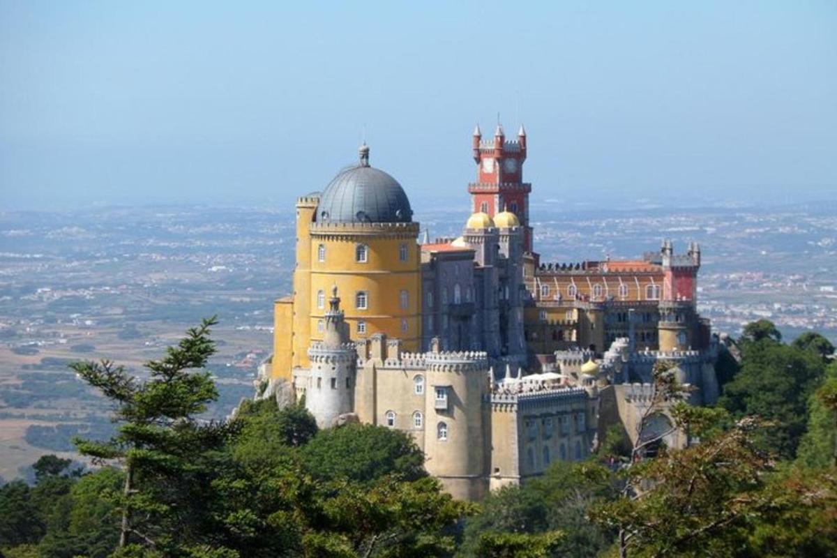 um castelo situado no topo de uma montanha