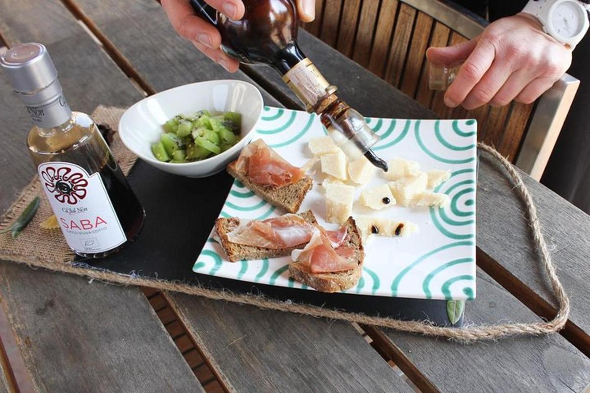 en tallerken mad på et bord med en flaske vin