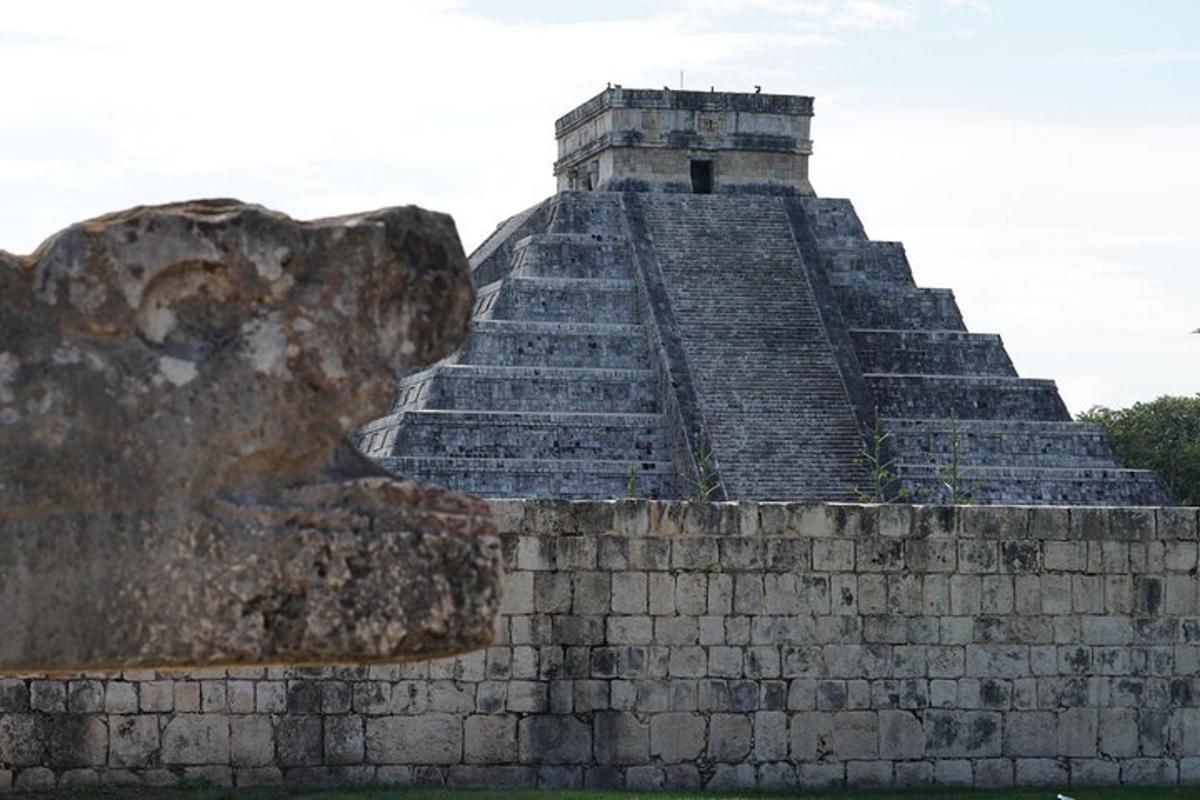 pyramida v mayských ruinách