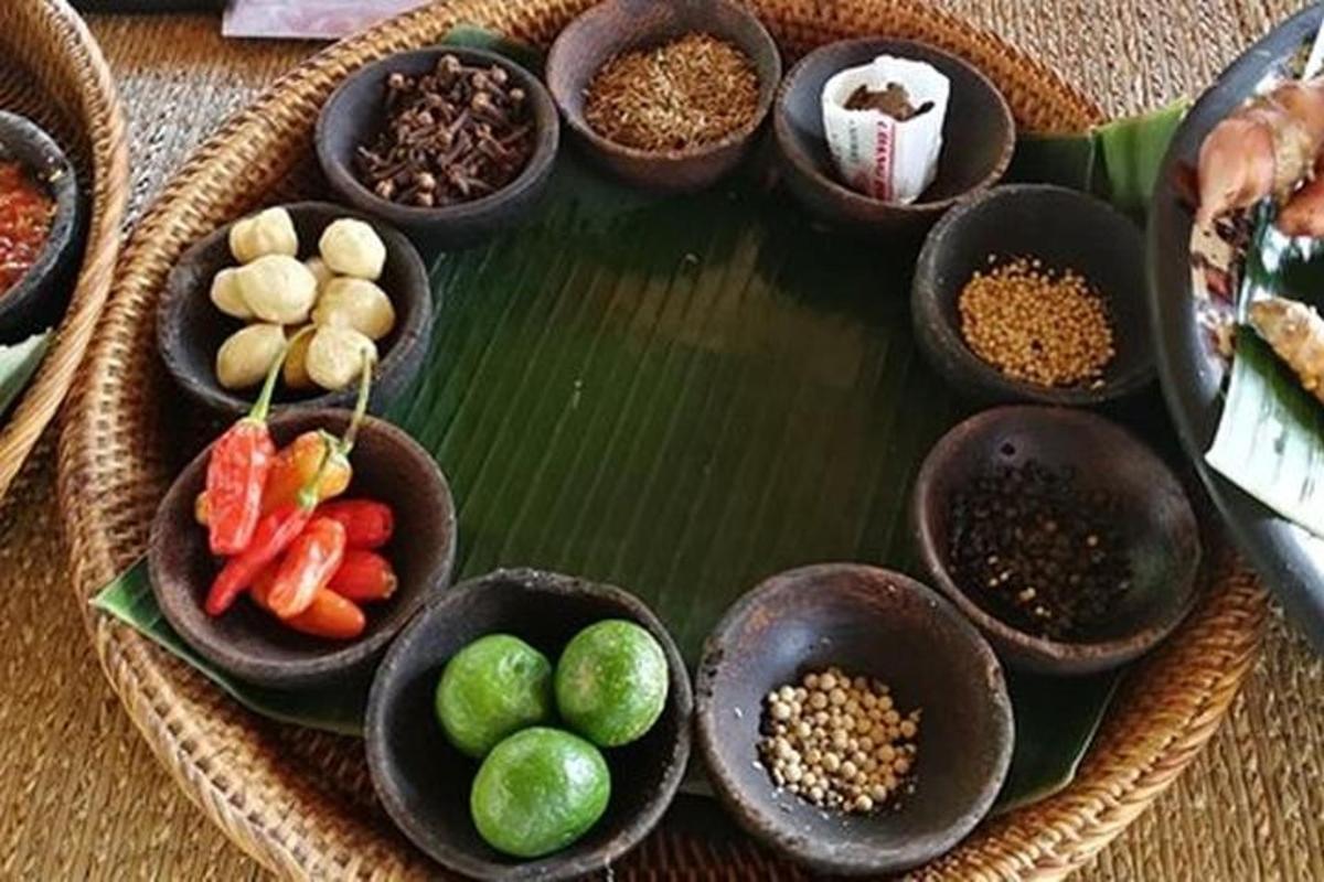 un piatto con ciotole di diversi tipi di cibo