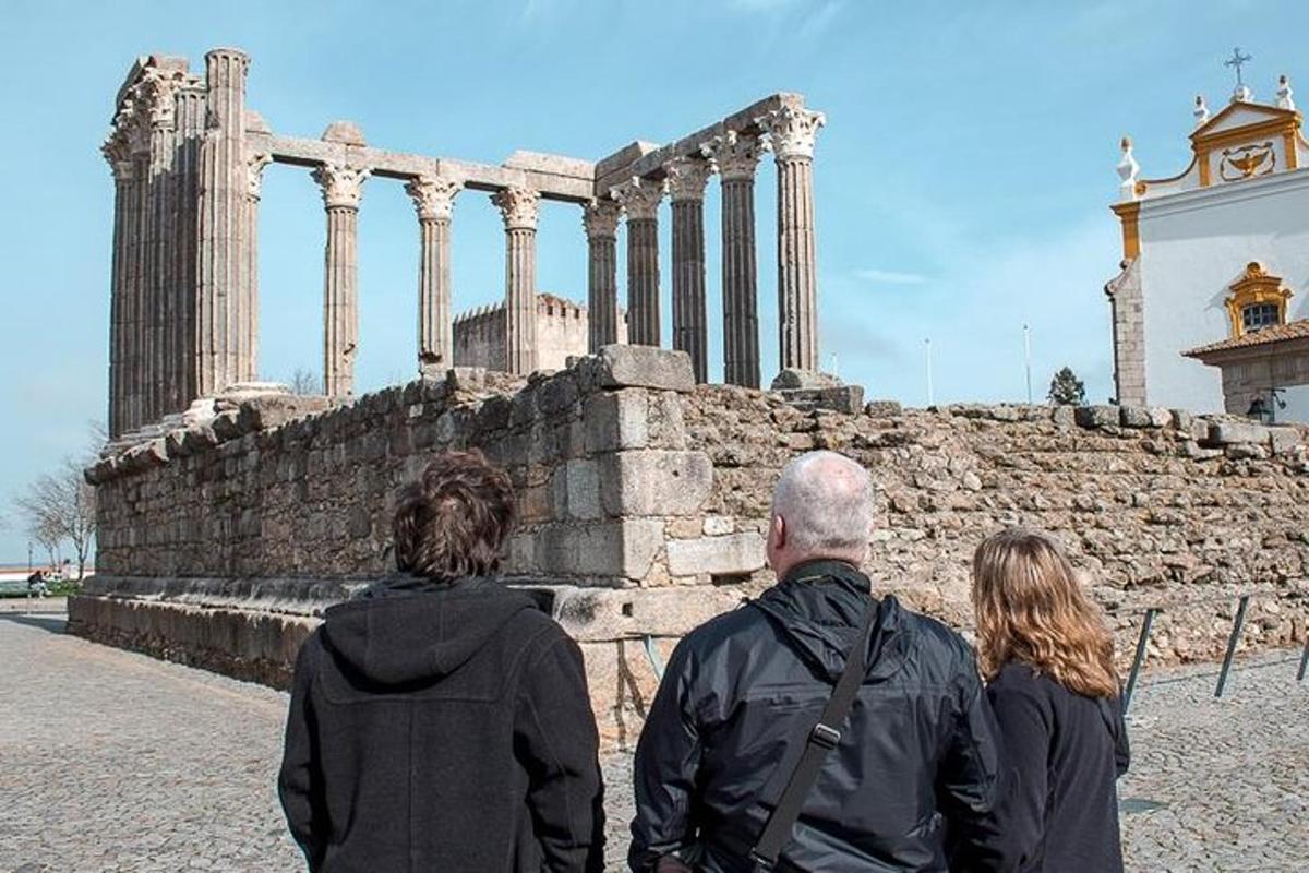 un grup de persones dempeus davant d'un edifici