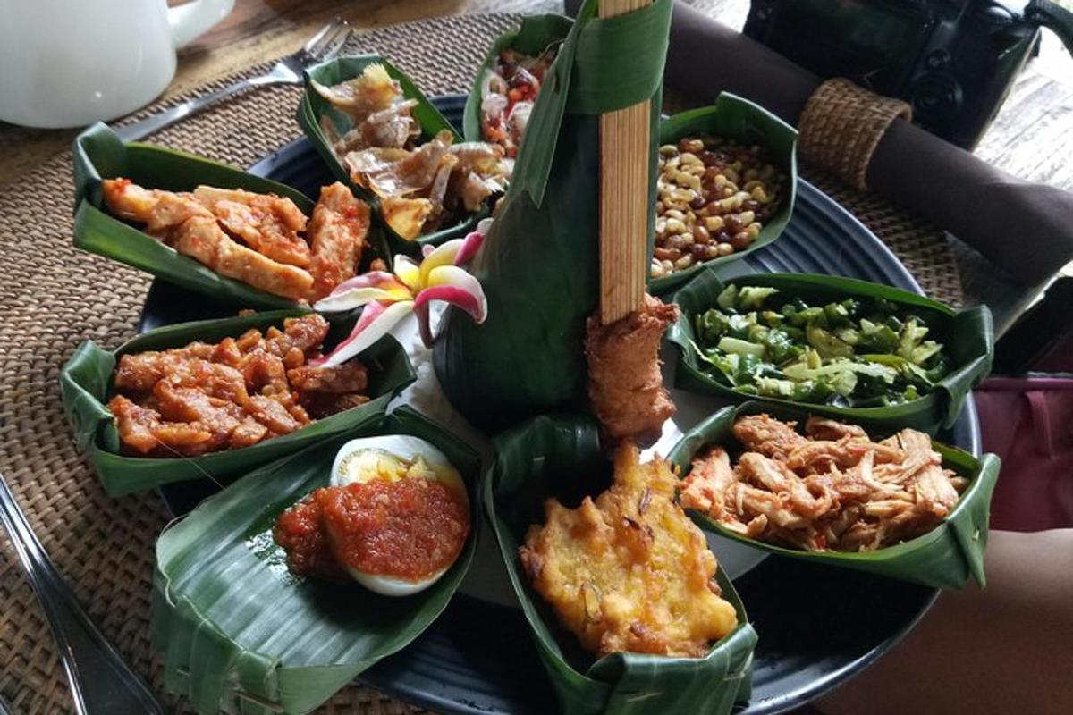 une assiette remplie de différents types d'aliments sur une table