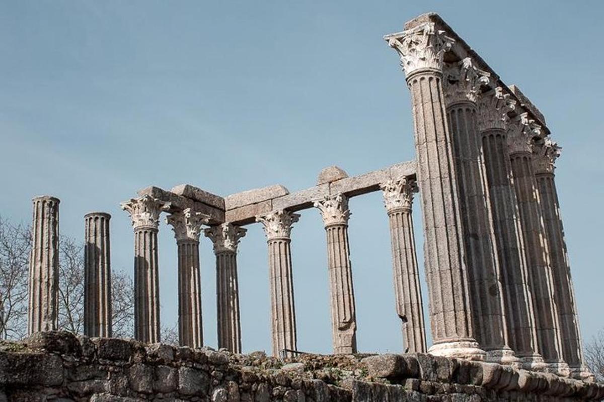 un edifici antic amb columnes a sobre d'una paret