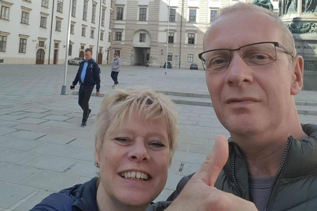 mees ja naine näitavad pöidlaid püsti
