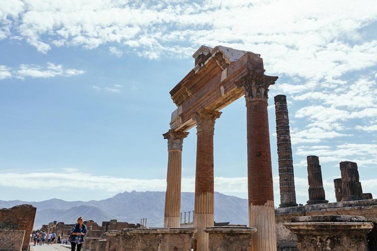 una persona in piedi davanti a un tempio