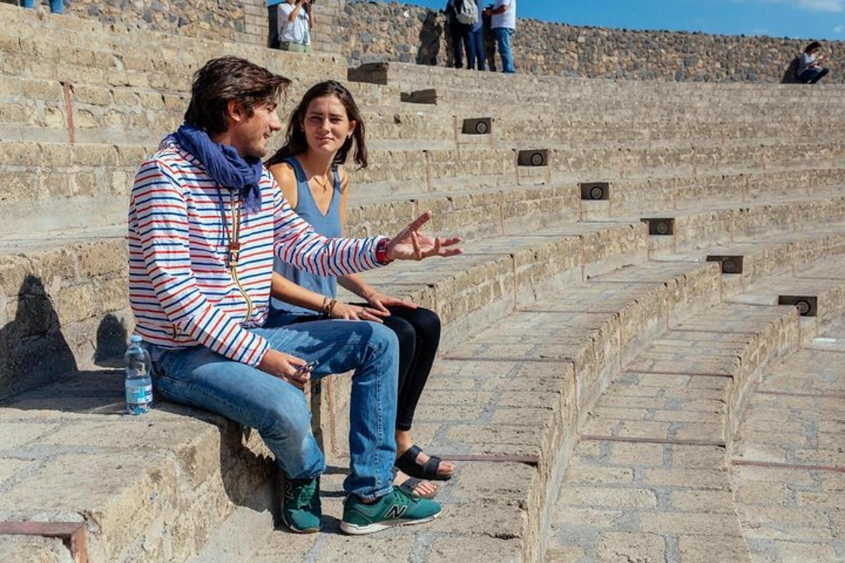 un uomo e una donna seduti su alcuni gradini