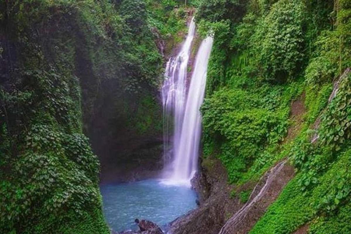 air terjun di tengah-tengah sungai