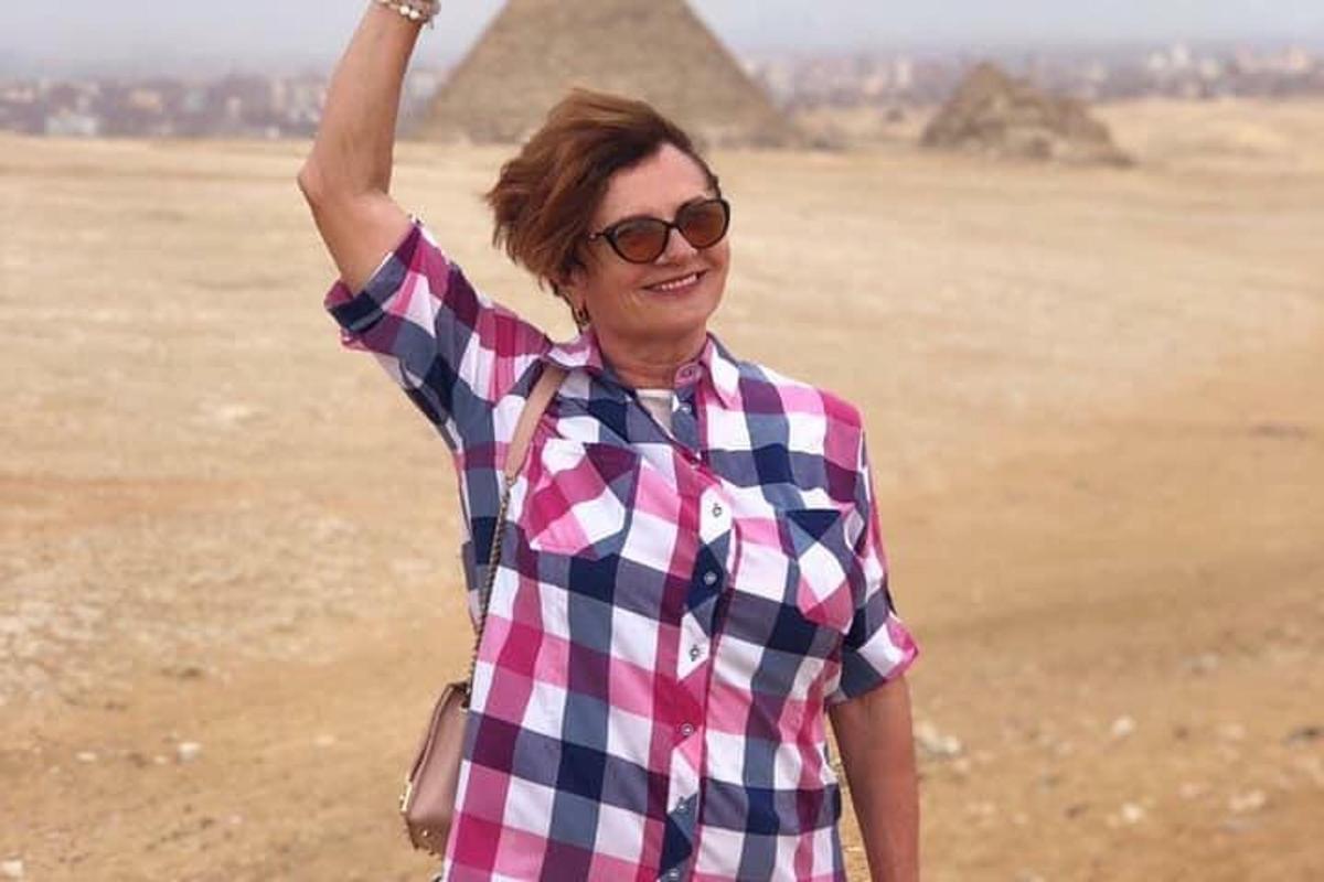 en kvinne med briller står foran pyramidene