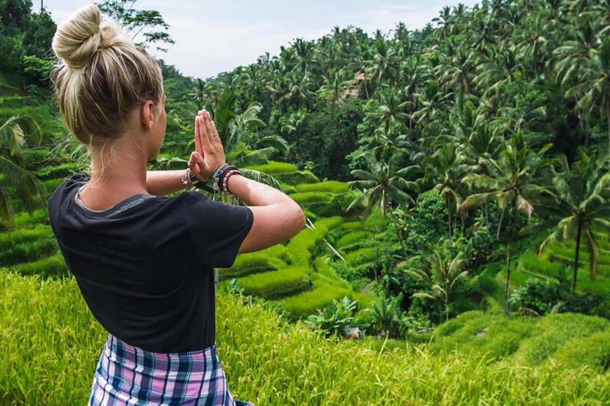 seorang wanita berdiri di padang melihat hutan