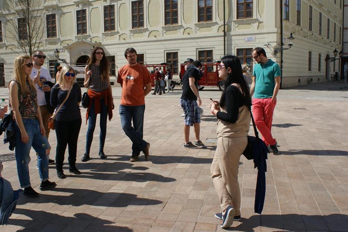 skupina lidí stojících na nádvoří