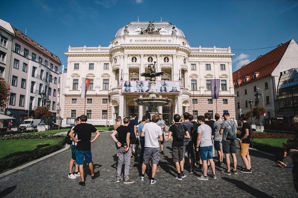 skupina lidí stojících před budovou