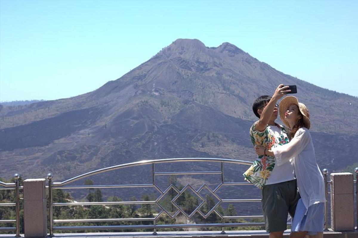 seorang wanita dan lelaki mengambil gambar gunung
