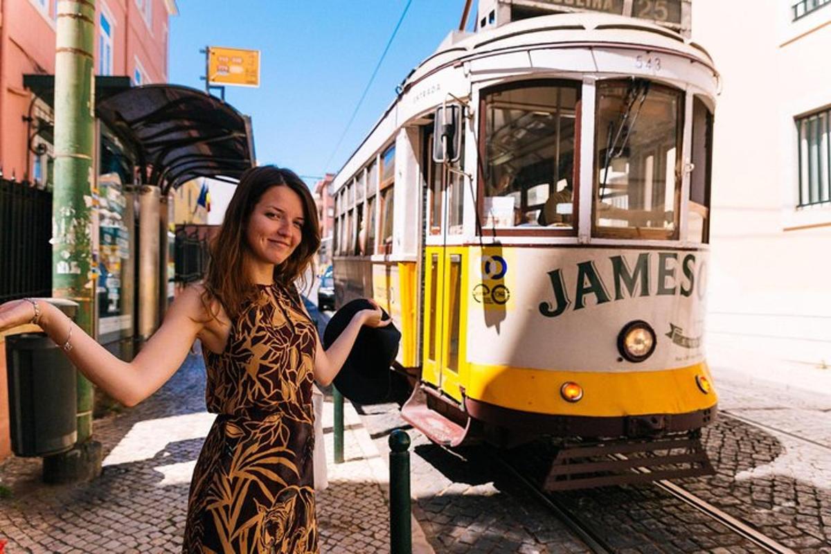 ženska stoji pred tramvajem